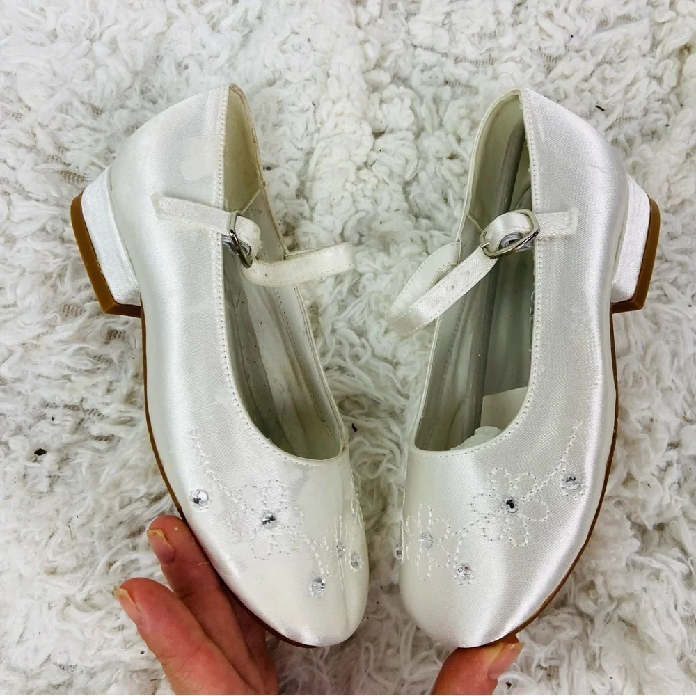 ERIJUNOR White satin Mary Jane Shoes with Floral embroidered Design size 12.5